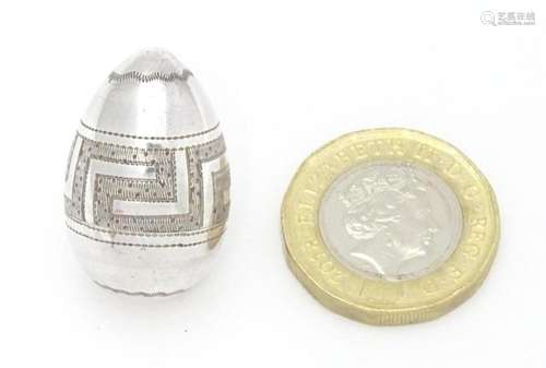 A small silver vinaigrette / pepper of egg form, unscrewing ...