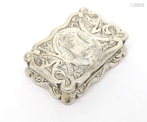 A Victorian silver vinaigrette with engraved decoration and ...