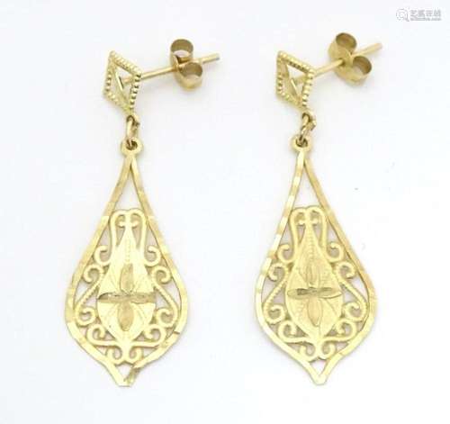 A pair 9ct gold drop earrings. Approx 1 /4" long