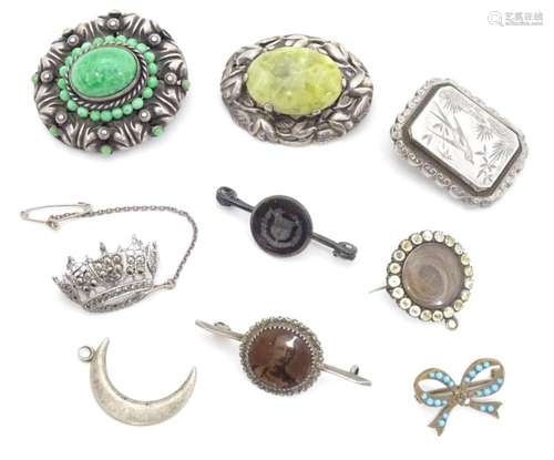 A quantity of assorted brooches etc to include silver, white...