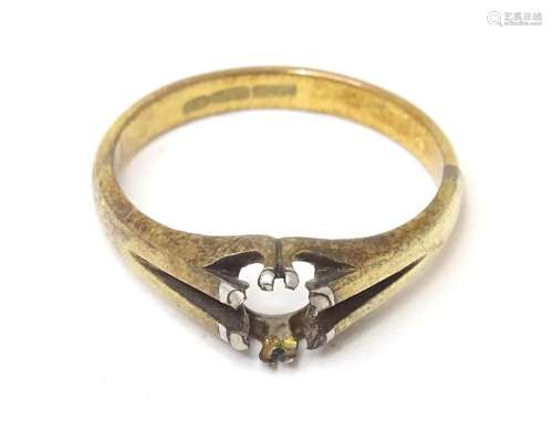 A 18ct gold and platinum ring (6g)