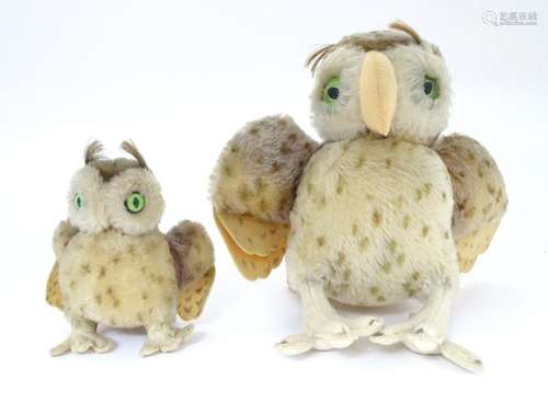 Toys: A 20thC Steiff mohair Wittie owl with green eyes, swiv...