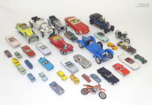 Toys : a quantity of 20thC die cast scale model cars / vehic...