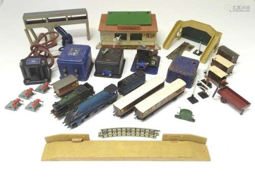 Toys: A quantity of railway items / trains to include Hornby...