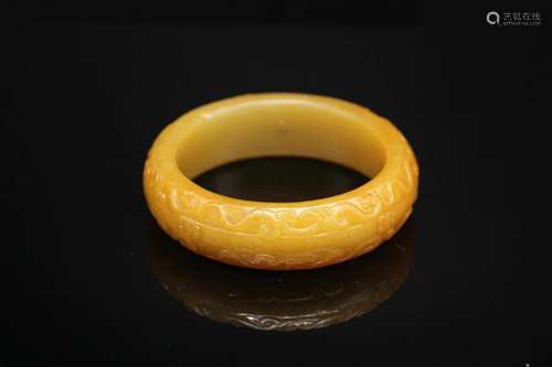 A Yellow Jade 'Winged Dragon' Bangle, Ming Dynasty (...