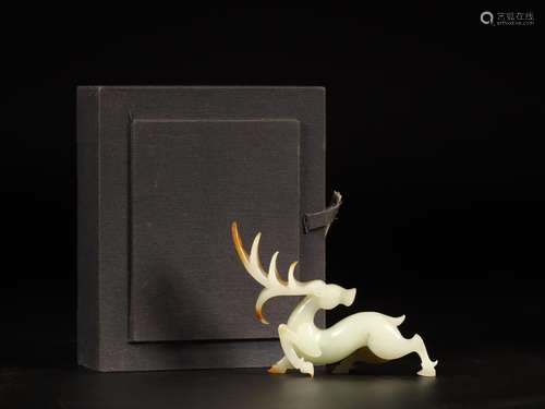 Hetian jade deer furnishing articlesSize: 10 cm long and 13....