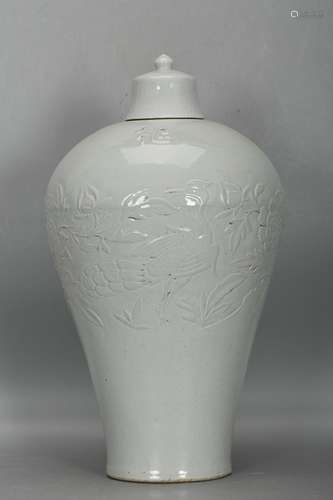 CHINESE WHITE-GLAZED MEIPING VASE DEPICTING 'PHOENIX AND...