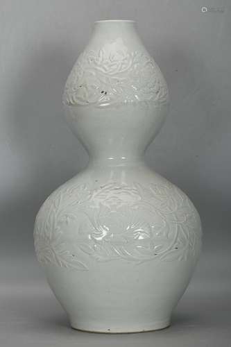 CHINESE WHITE-GLAZED DOUBLE-GOURD VASE DEPICTING 'LOTUS ...