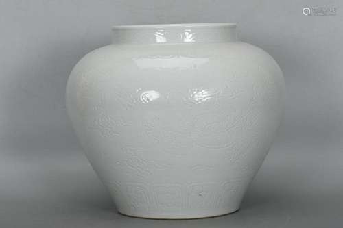 CHINESE WHITE-GLAZED JAR DEPICTING 'DRAGON'