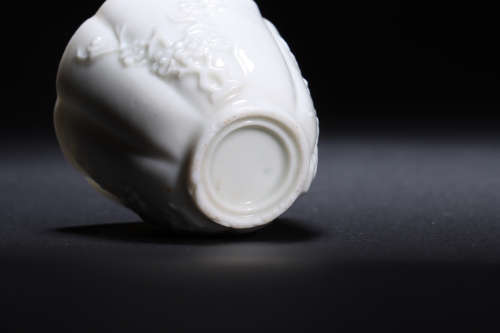 清 德化白釉“梅花纹”花瓣型杯