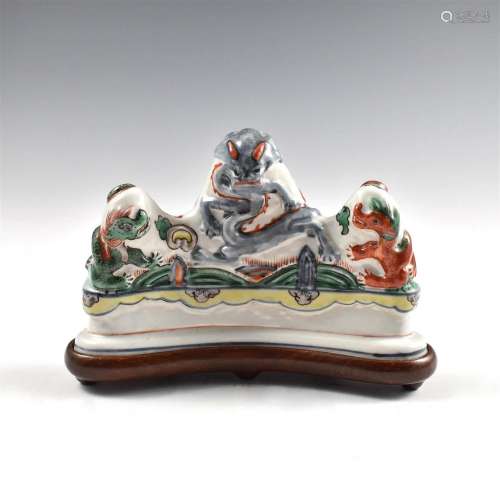 A CHINESE WUCAI DRAGON BRUSH HOLDER WITH STAND