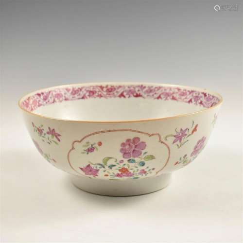 A CHINESE 18TH C FAMILLE ROSE PORCELAIN BOWL