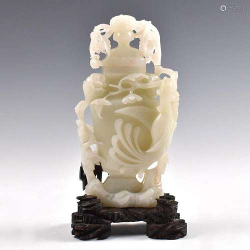 A CHINESE WHITE JADE LIDDED VASE ON STAND