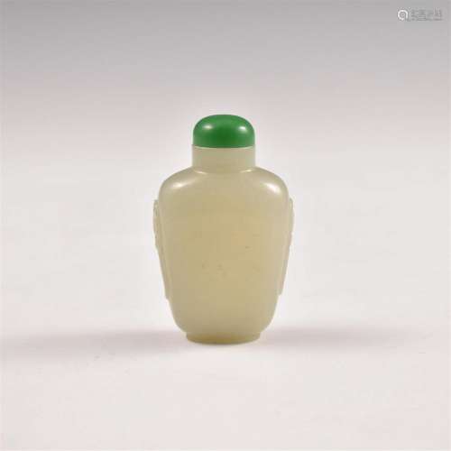 A CHINESE JADE SNUFF BOTTLE & JADEITE STOPPER