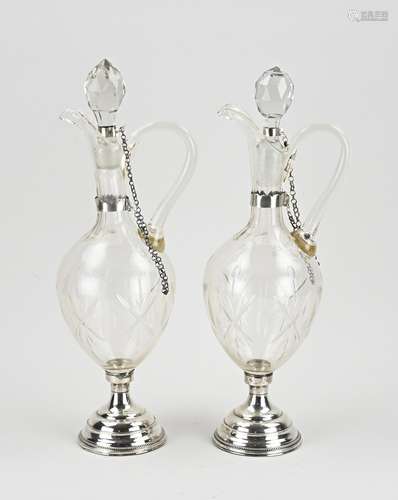 2x Decanter with silverware