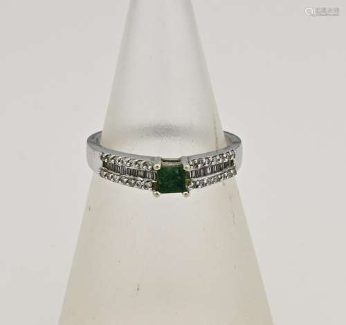 White gold ring with emerald and diamond