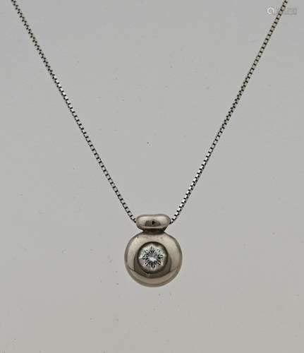 White gold pendant with diamond.