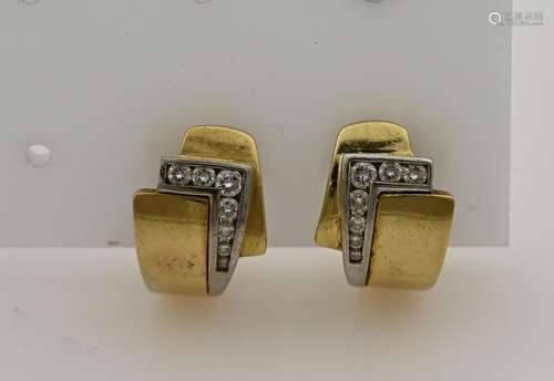 Gold earrings with diamond