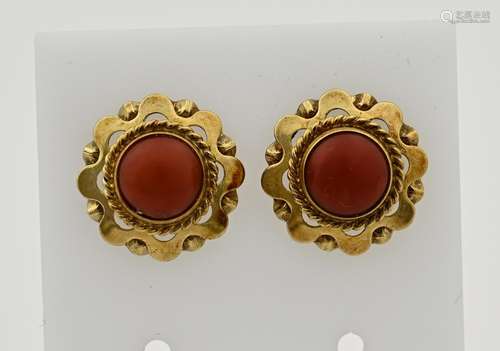 Gold earrings with precious corals