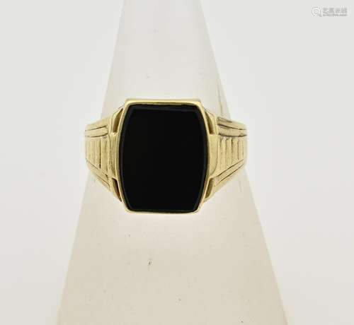 Gold signet ring with onyx