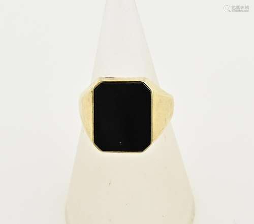 Gold signet ring onyx