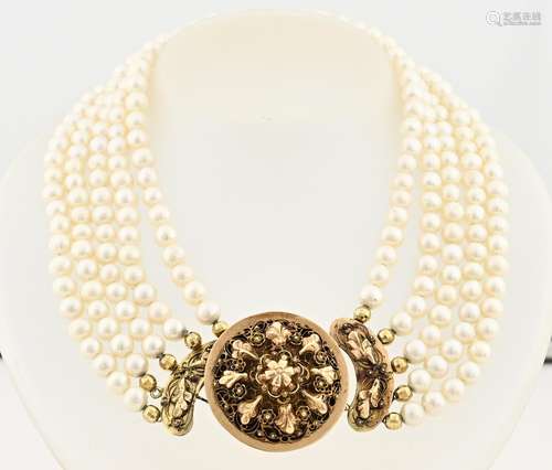 Necklace of pearls with gold regional lock