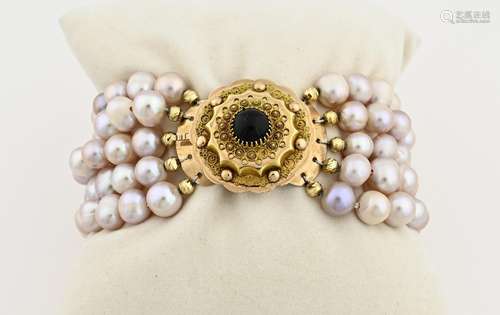 Bracelet with pearl and a gold clasp with onyx