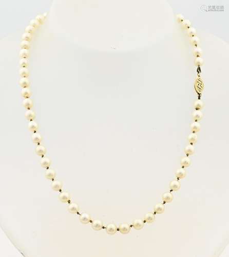 Necklace of cultured pearls with gold clasp