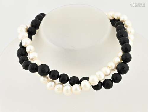 Necklace with pearl and jet