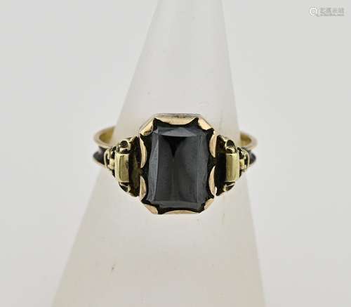 Gold ring with hematite