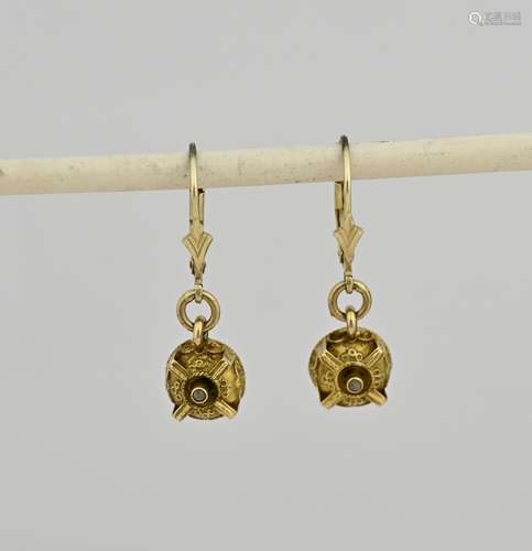 Gold earrings with pearl