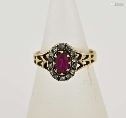 Gold ring with ruby rosette