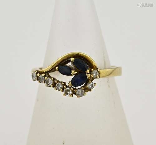 Gold ring with sapphire