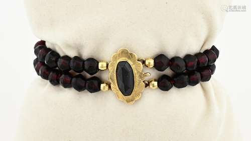 Bracelet with garnet and gold clasp