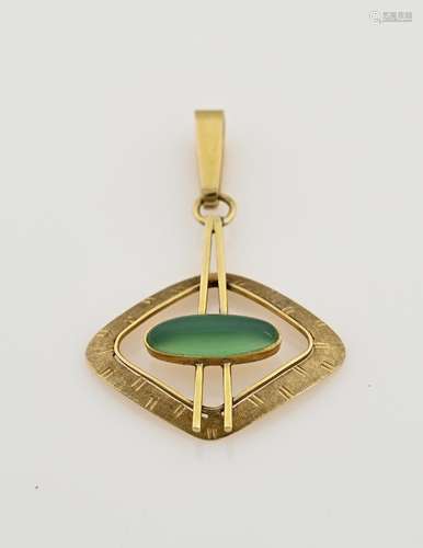 Gold pendant with chrysopaz