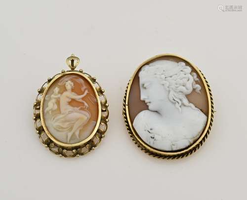 2 Gold brooches with cameo.