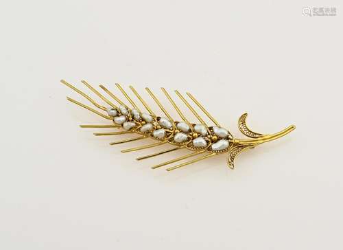 Gold brooch with pearls