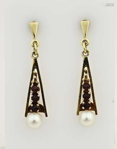 Gold earrings with garnet and pearl