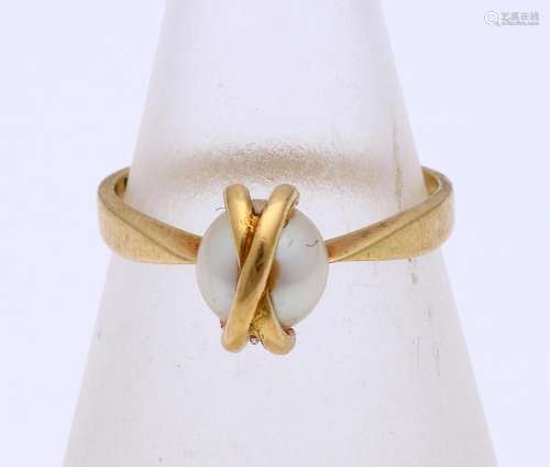 Gold ring with pearl