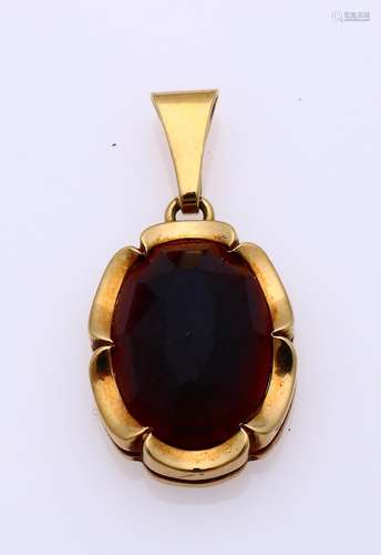 Gold pendant with garnet