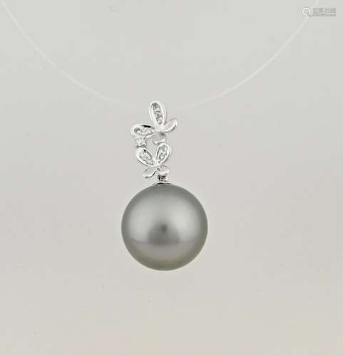 White gold pendant with pearl and diamond