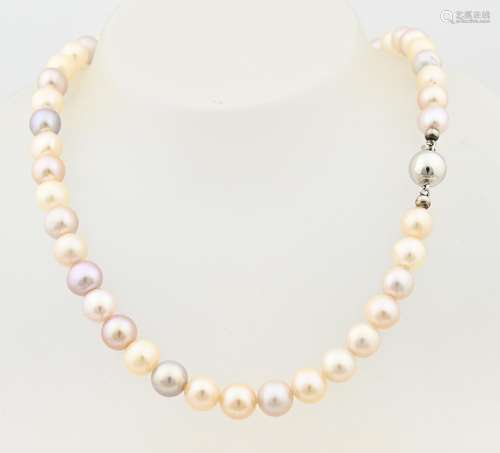 Pearl necklace with white gold clasp