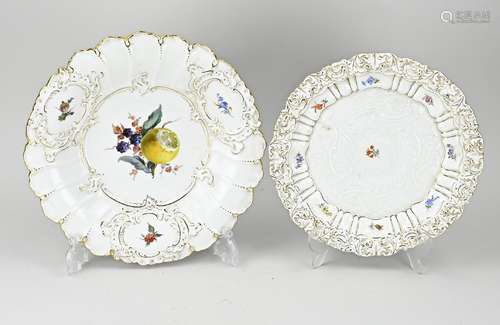 Two Meissen showpiece dishes Ø 27 - 31 cm.