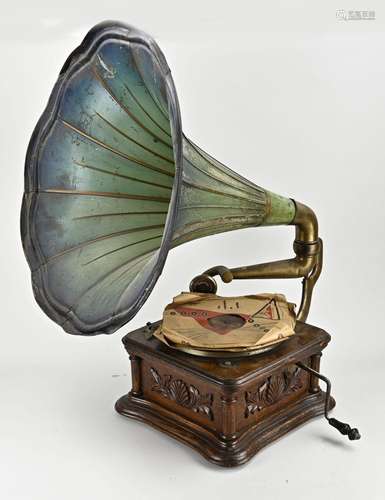 Antique gramophone, 1900