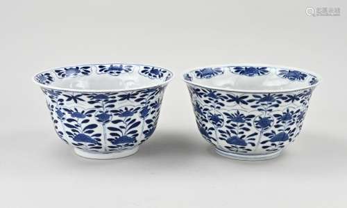 Two Chinese cupboard bowls Ø 21 cm.
