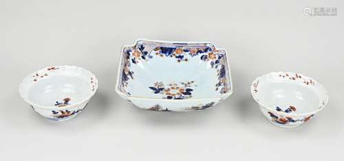 Three 18th century Imari bowls Ø 15 cm.