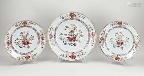 3x Chinese family rose dishes Ø 31 - 38 cm.