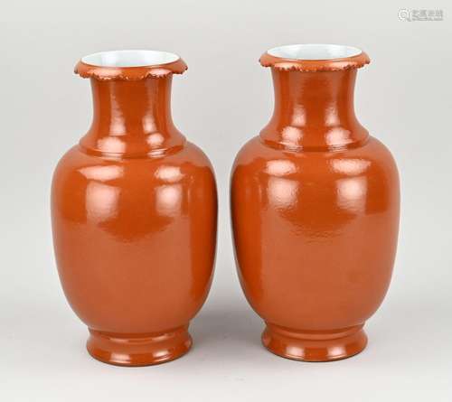 Two Chinese vases, H 31 cm.