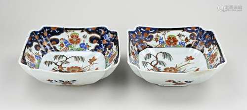 Two Chinese bowls, 23 x 22 cm.