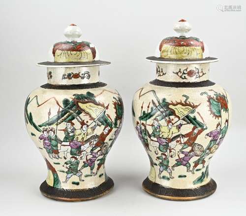 Two Chinese lidded vases Ø 25 cm.